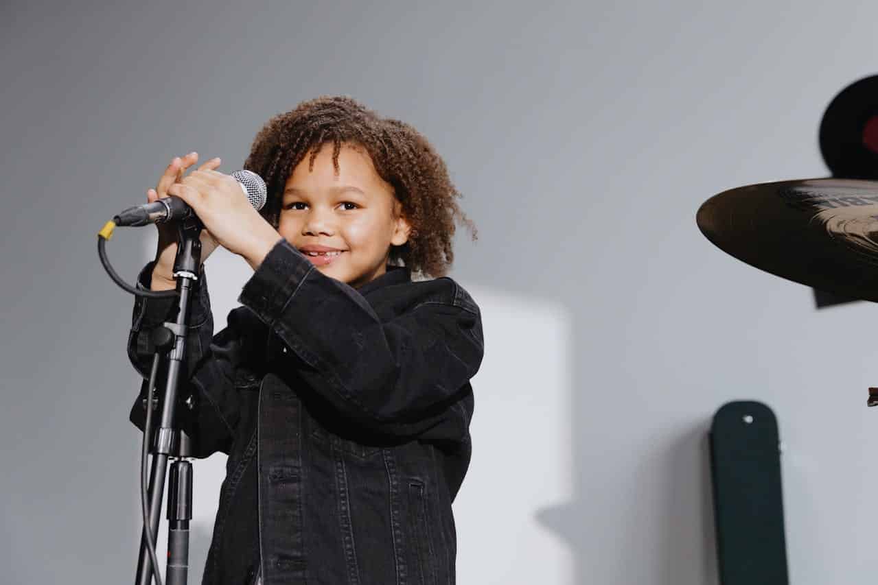 kid sinnging into a mic for early intervention aba therapy