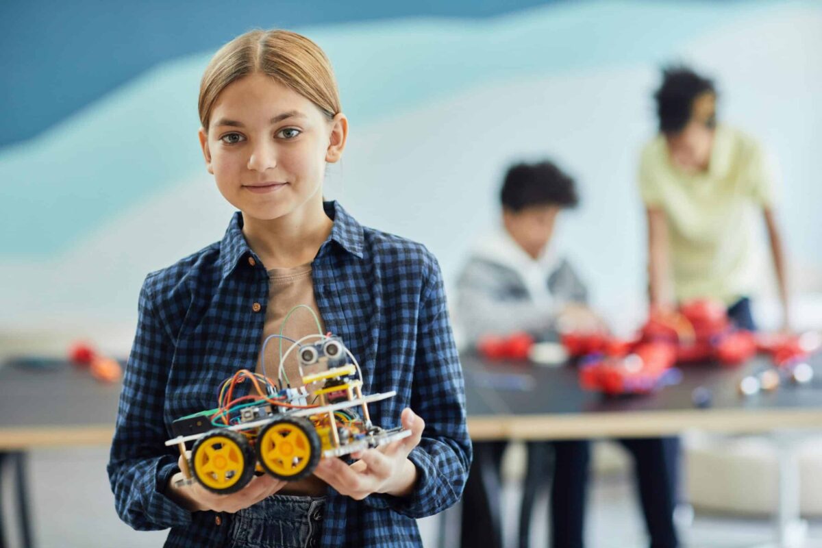 aba therapy and play skills,playing cubes.